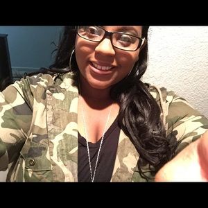 Meet your Posher, Royneqiuea